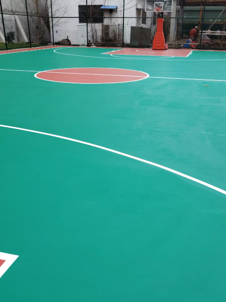 阳日镇 球场长期使用易出现地面开裂